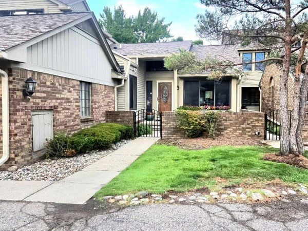 7229 Creeks Bend Drive, West Bloomfield, MI 48322