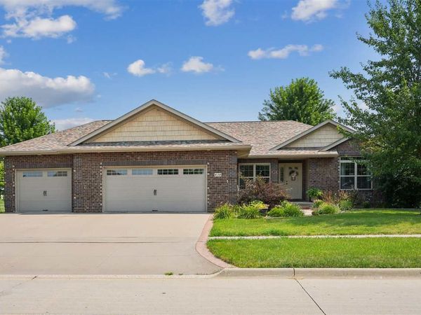 830 Pheasant Ln, North Liberty, IA 52317