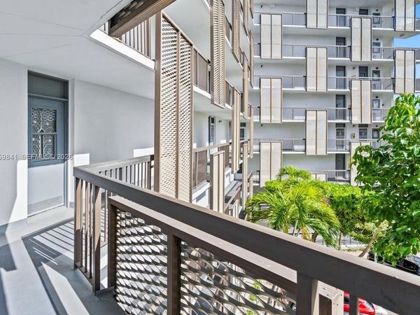 20400 W Country Club Dr, Unit 310, Aventura, FL 33180