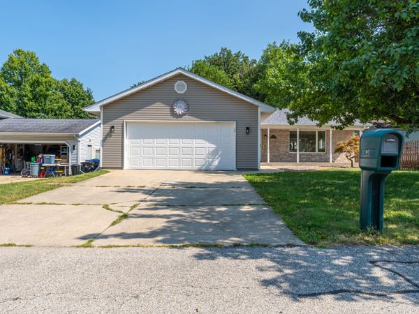 38 Edgewood Court , Bloomington, IL 61701