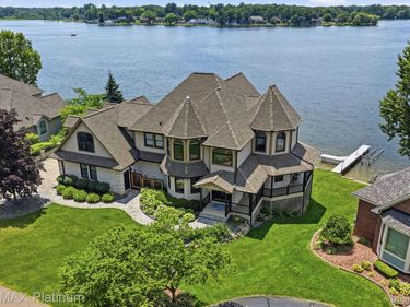 997 Thompson Shore Drive, Howell, Mi 48843