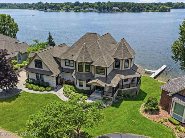 997 Thompson Shore Drive, Howell, Mi 48843