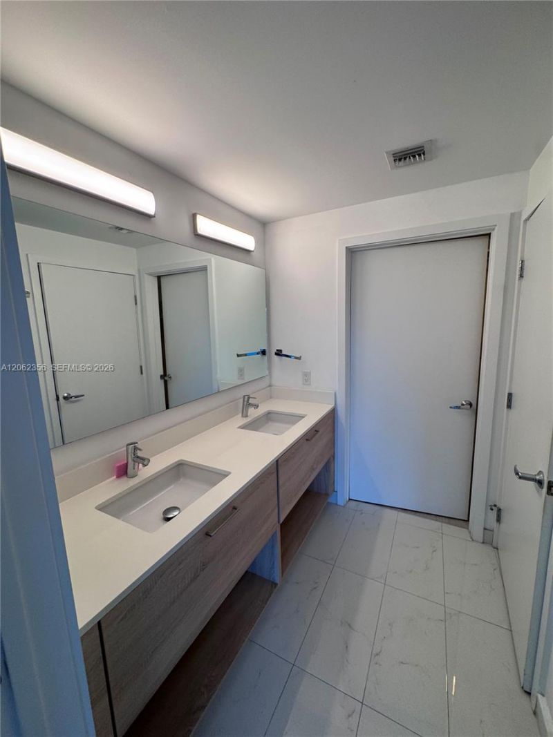 16385 Biscayne Blvd , Unit 305, North Miami Beach, FL 33160 Photo