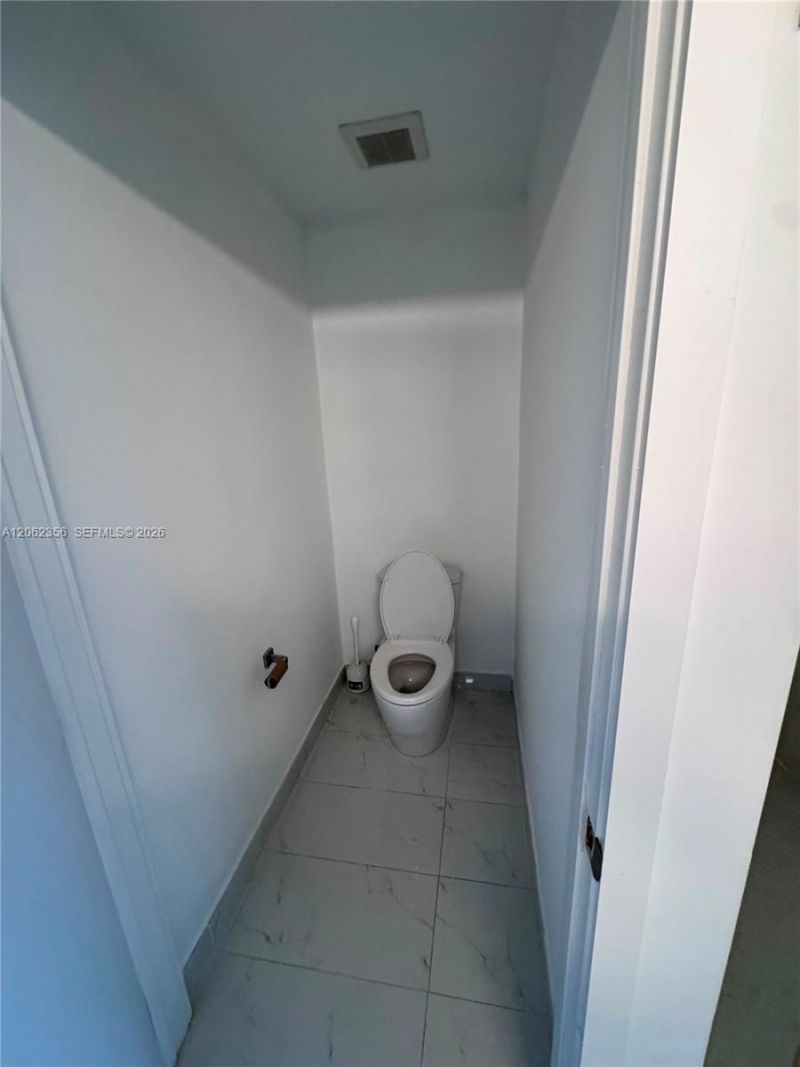 16385 Biscayne Blvd , Unit 305, North Miami Beach, FL 33160 Photo