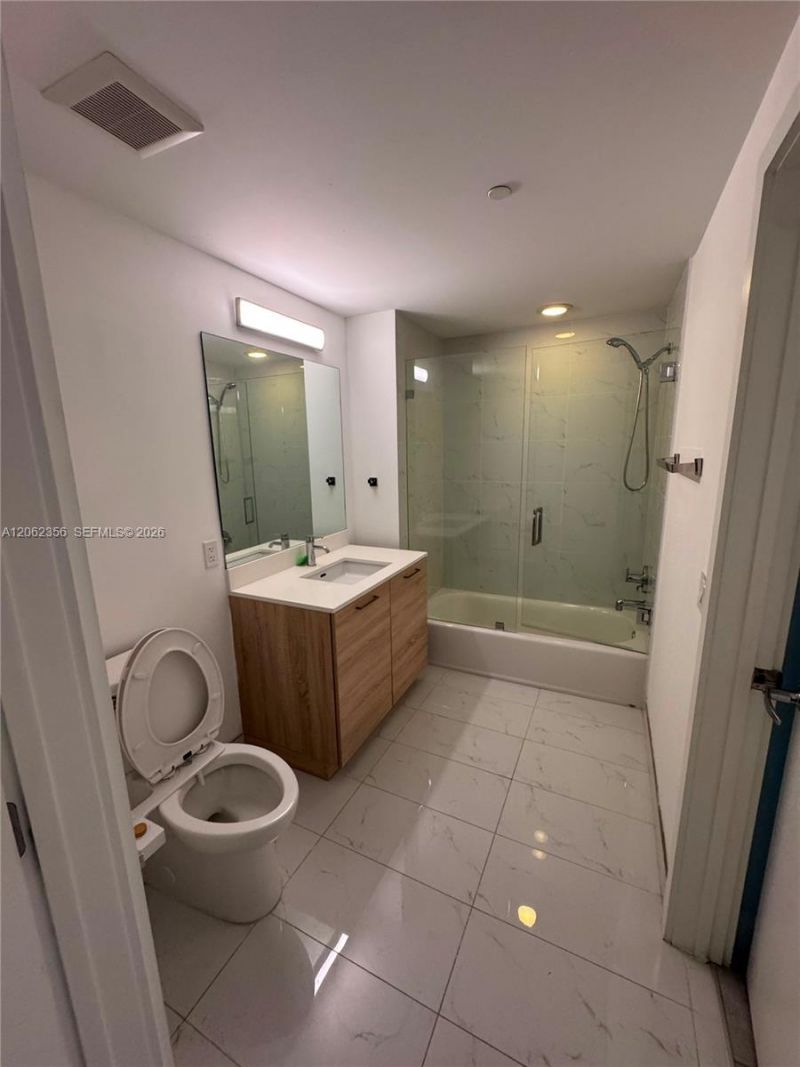 16385 Biscayne Blvd , Unit 305, North Miami Beach, FL 33160 Photo