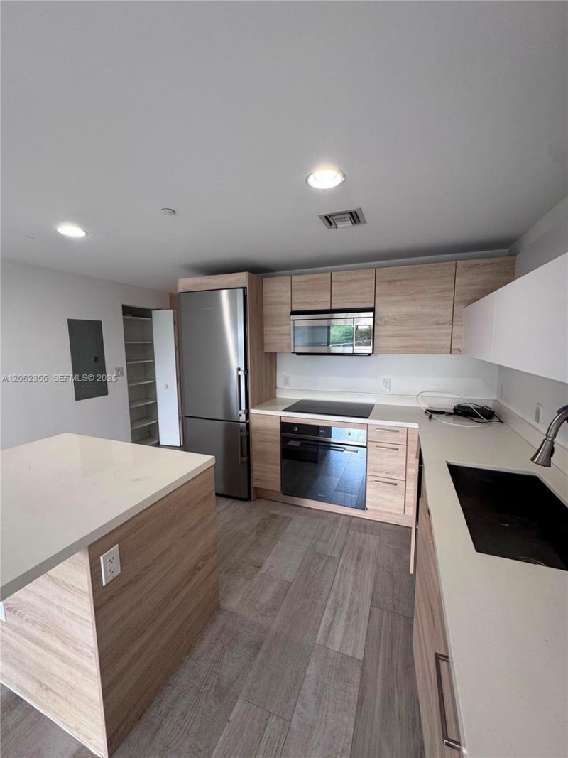 16385 Biscayne Blvd , Unit 305, North Miami Beach, FL 33160 Photo