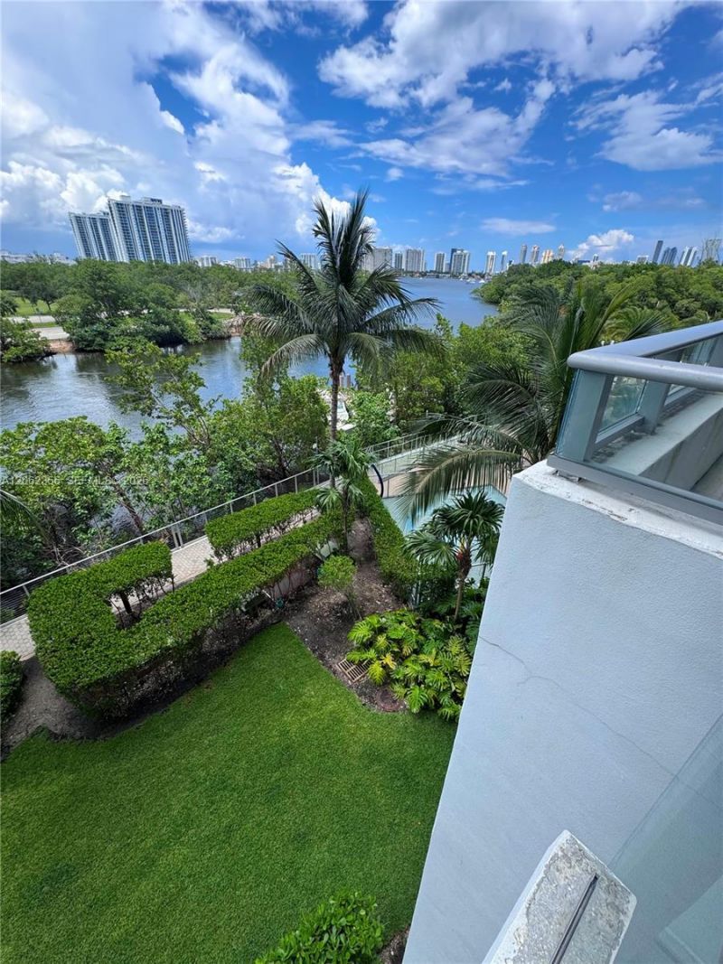 16385 Biscayne Blvd , Unit 305, North Miami Beach, FL 33160 Photo