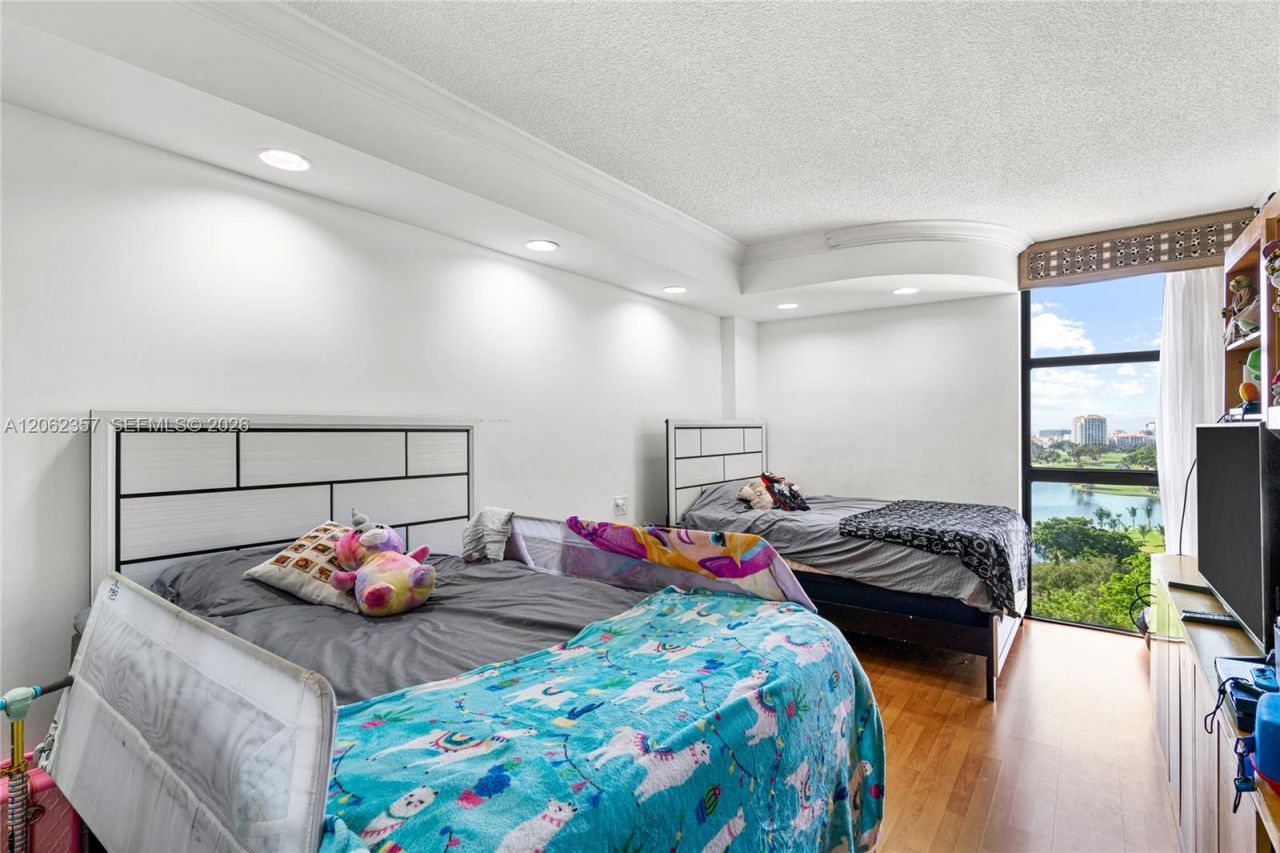 20281 E Country Club Dr , Unit 909, Aventura, FL 33180 Photo