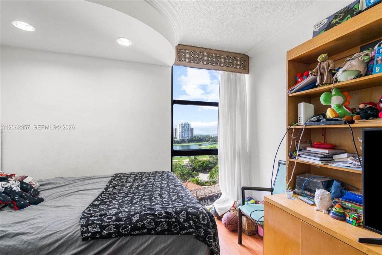 20281 E Country Club Dr , Unit 909, Aventura, FL 33180 Photo