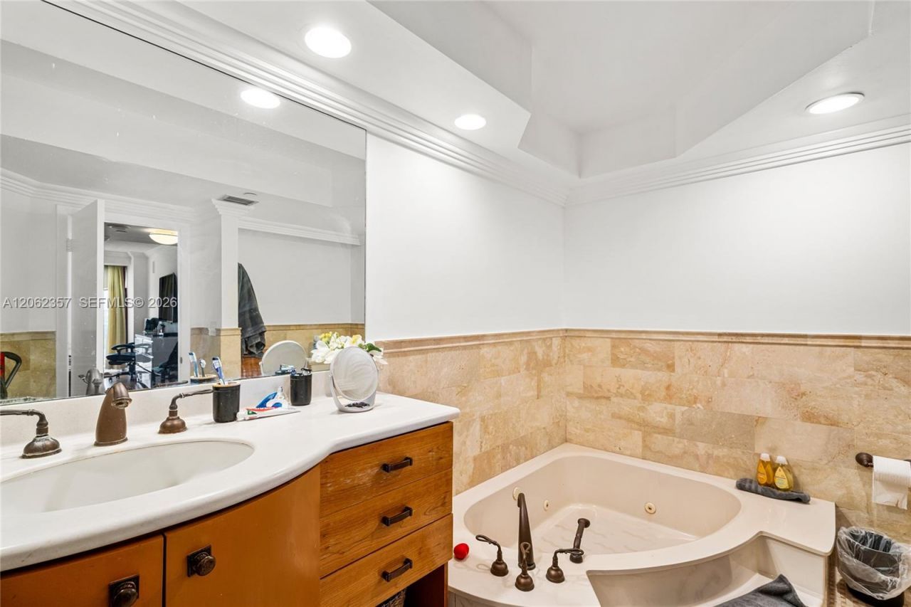20281 E Country Club Dr , Unit 909, Aventura, FL 33180 Photo