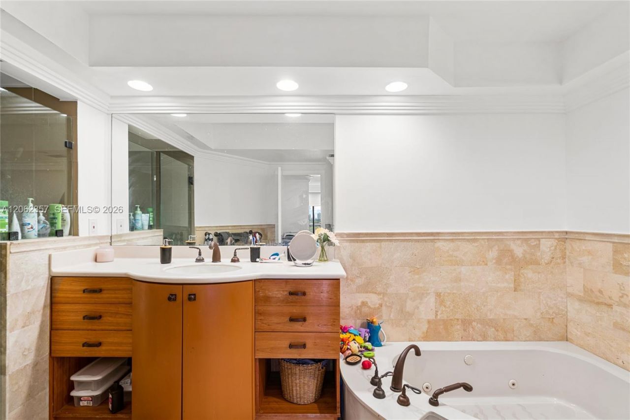 20281 E Country Club Dr , Unit 909, Aventura, FL 33180 Photo
