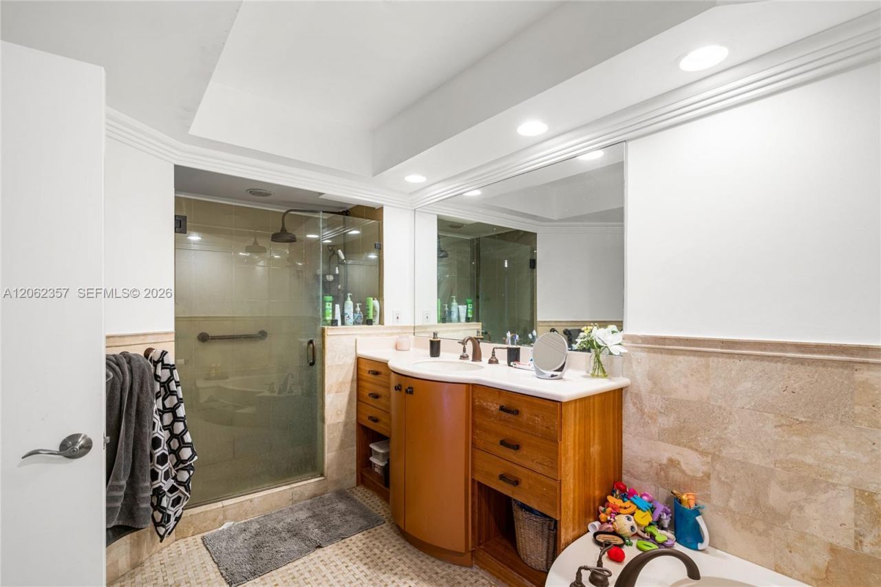 20281 E Country Club Dr , Unit 909, Aventura, FL 33180 Photo