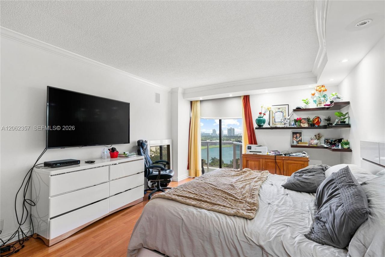 20281 E Country Club Dr , Unit 909, Aventura, FL 33180 Photo