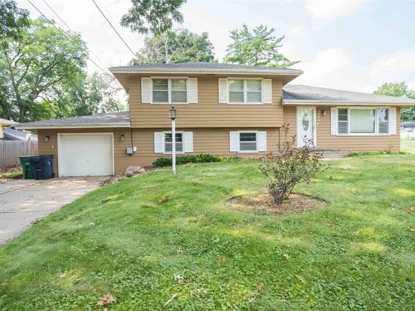 3304 Hillsdale Drive, Urbandale, IA 50322