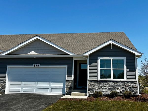 818A Concord Cir, Burlington, WI 53105