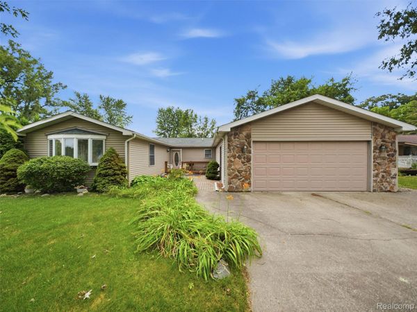 601 Holly Bush Drive, Holly Village, Mi 48442