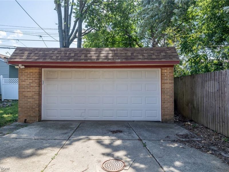 8221 Pelham Drive , Parma, OH 44129 Photo 4