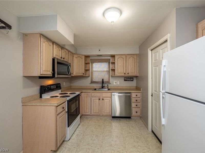 8221 Pelham Drive , Parma, OH 44129 Photo 7