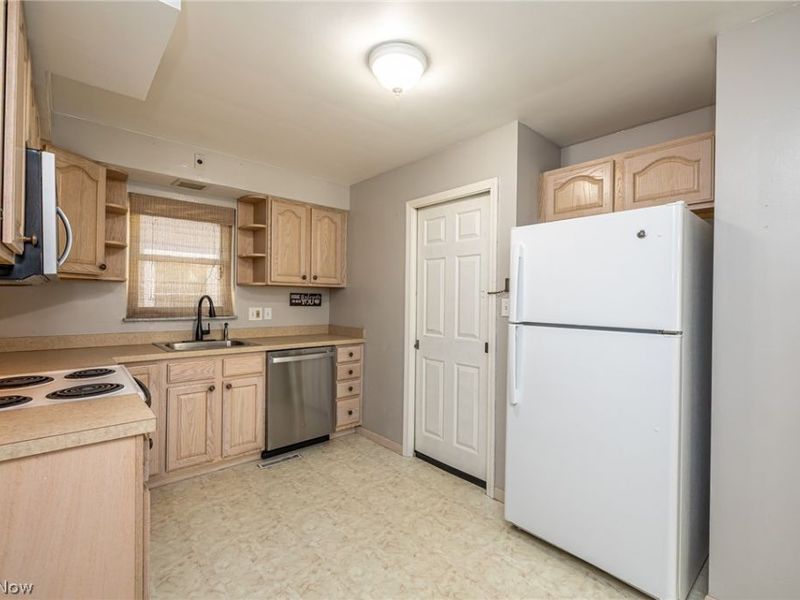 8221 Pelham Drive , Parma, OH 44129 Photo 8