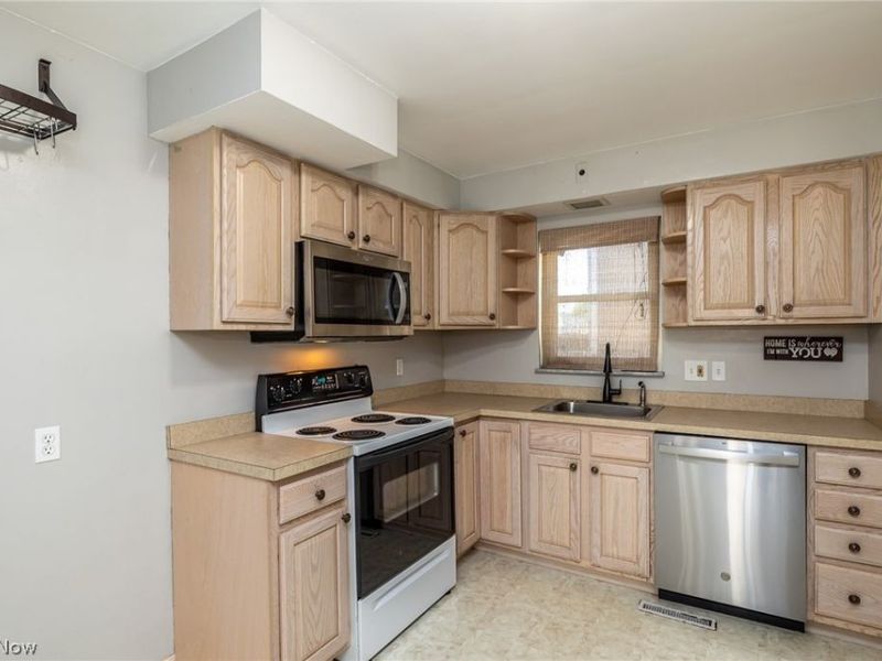 8221 Pelham Drive , Parma, OH 44129 Photo 9