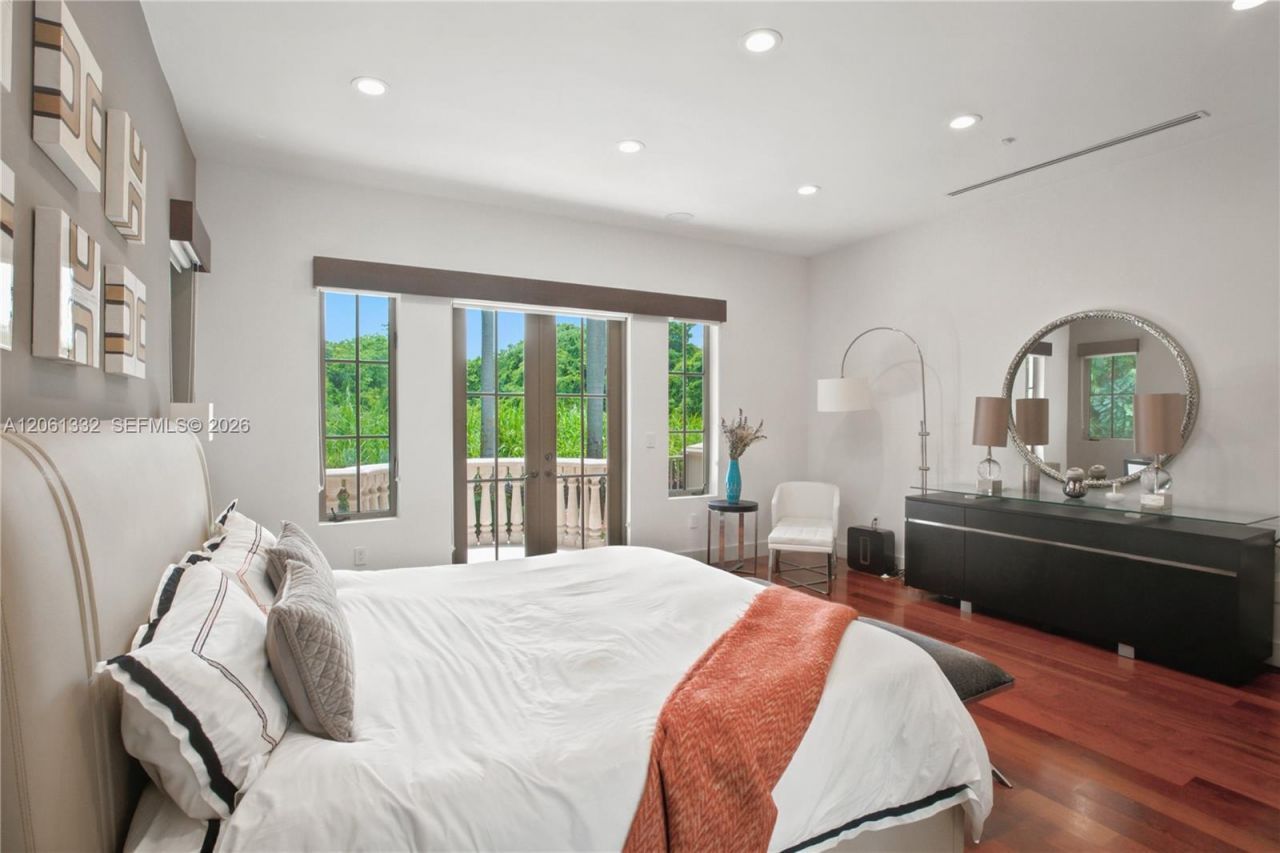 9501 Kerwood Ct, Coral Gables, FL 33156 Photo