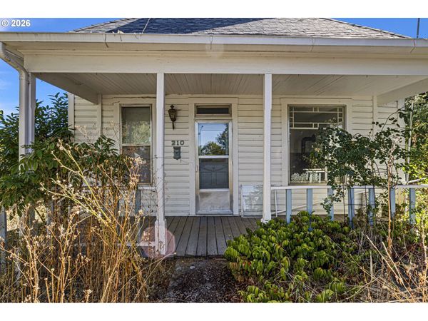 210 SE 4TH ST, Oakland, OR 97462