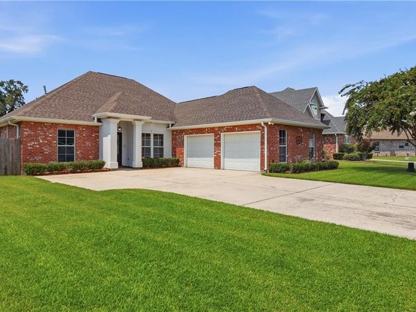 805 COUNTRY COTTAGE Boulevard, Montz, LA 70068
