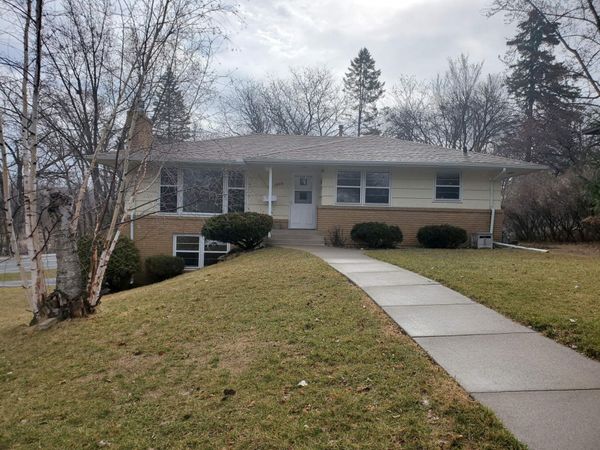2488 Chatsworth Street N, Roseville, MN 55113