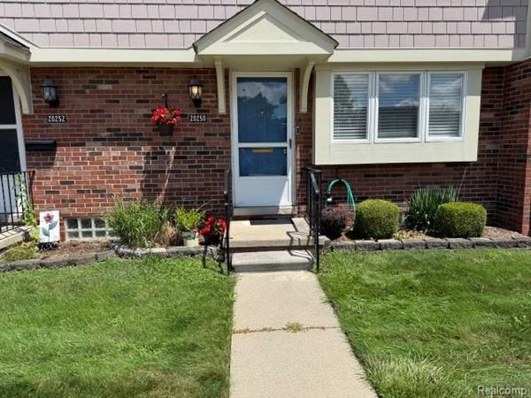 20250 Great Oaks Circle, Clinton Township, Mi 48036