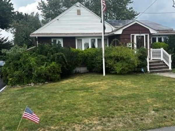 59 FARMERS Avenue, Lindenhurst, NY 11757