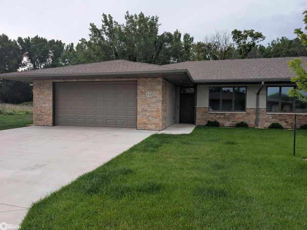 532 River Bend CT, Mason City, IA 50401