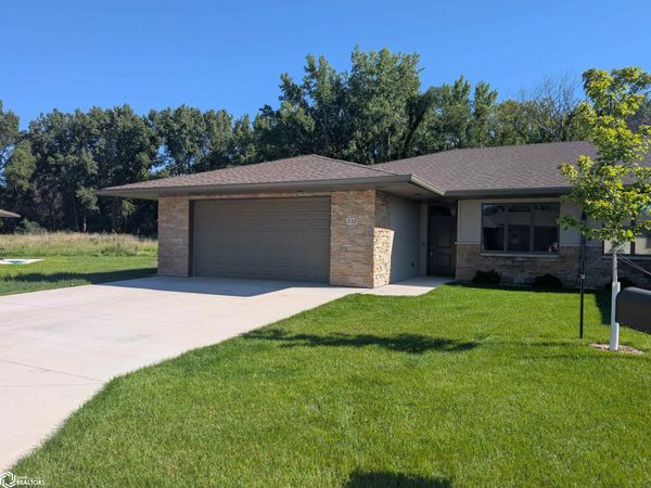 532 River Bend CT, Mason City, IA 50401
