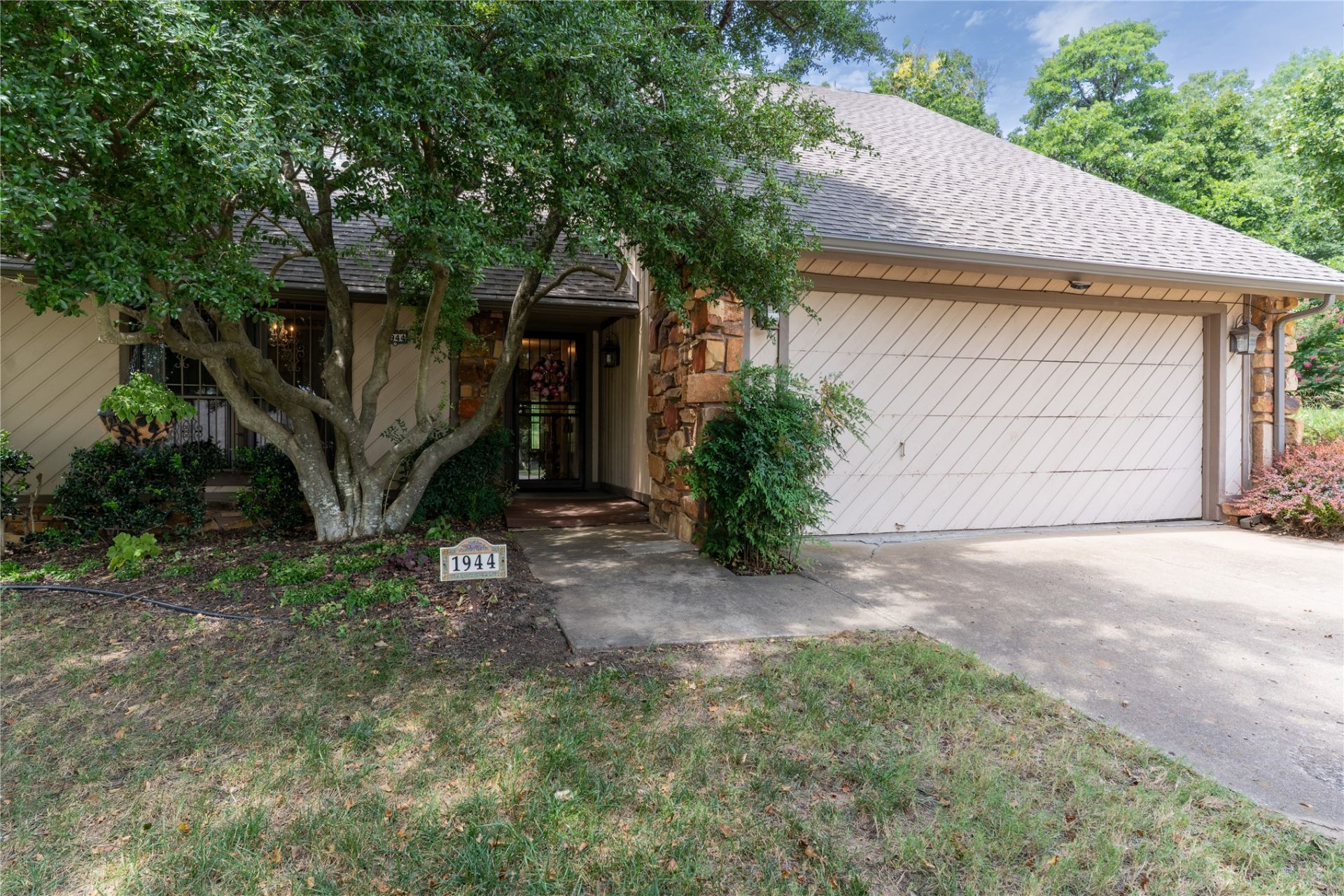 1944 N Nogales Avenue, Tulsa, OK 74127 Main Photo
