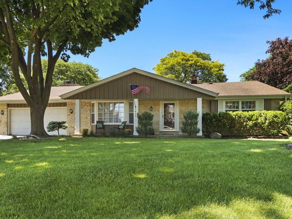 3625 S Brentwood Rd, New Berlin, WI 53151