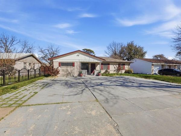 242 W Cober Drive , Grand Prairie, TX 75051