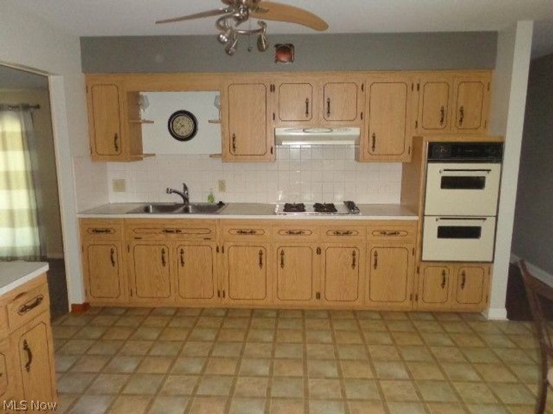 979 E Decker Drive , Seven Hills, OH 44131 Photo 10