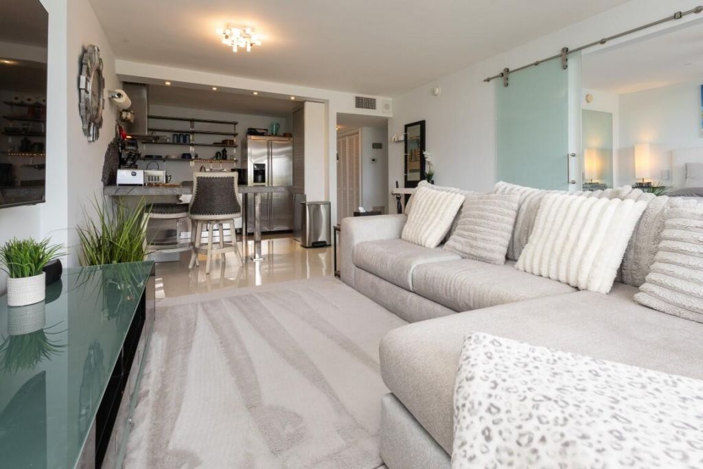 465 Ocean Drive, Unit 320, Miami Beach, FL 33139 Photo