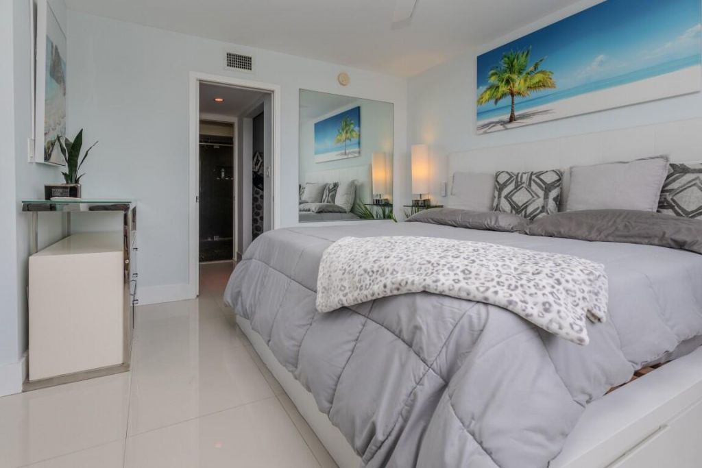 465 Ocean Drive, Unit 320, Miami Beach, FL 33139 Photo