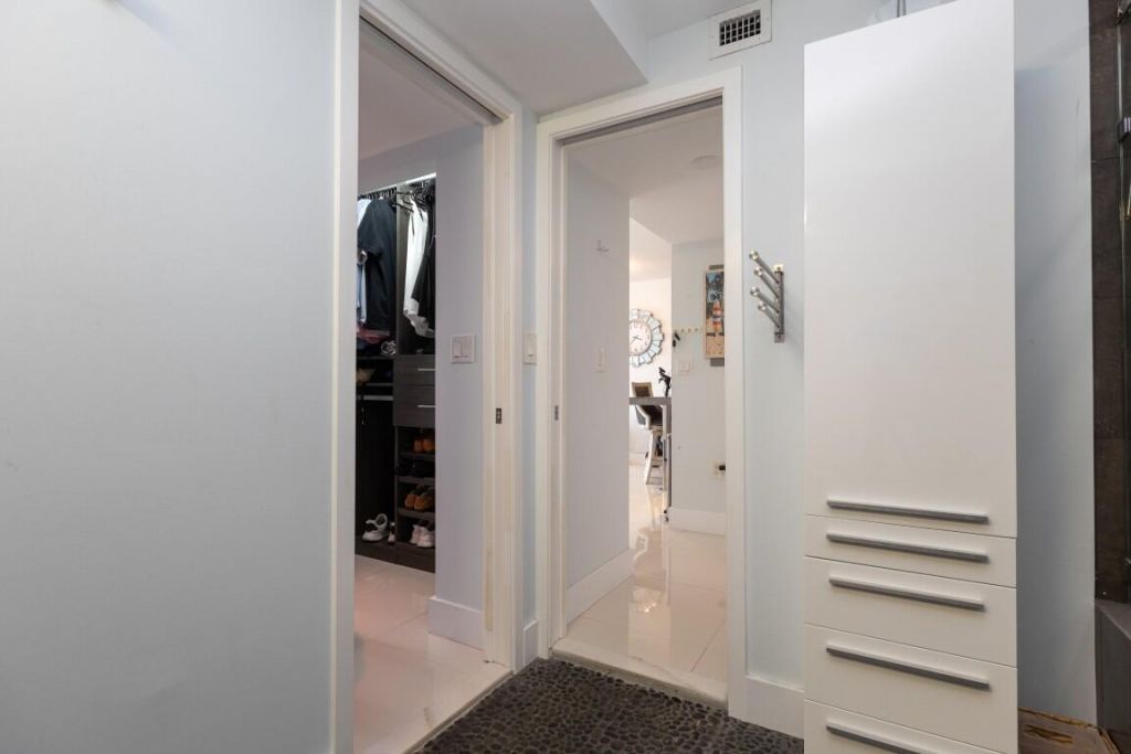 465 Ocean Drive, Unit 320, Miami Beach, FL 33139 Photo