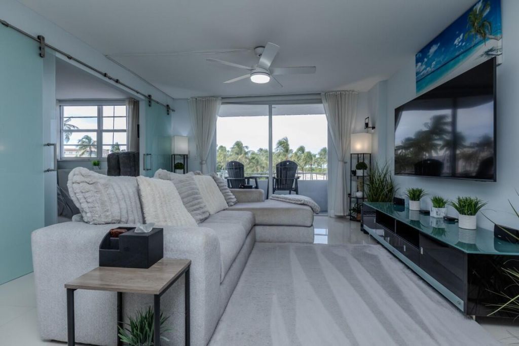 465 Ocean Drive, Unit 320, Miami Beach, FL 33139 Photo