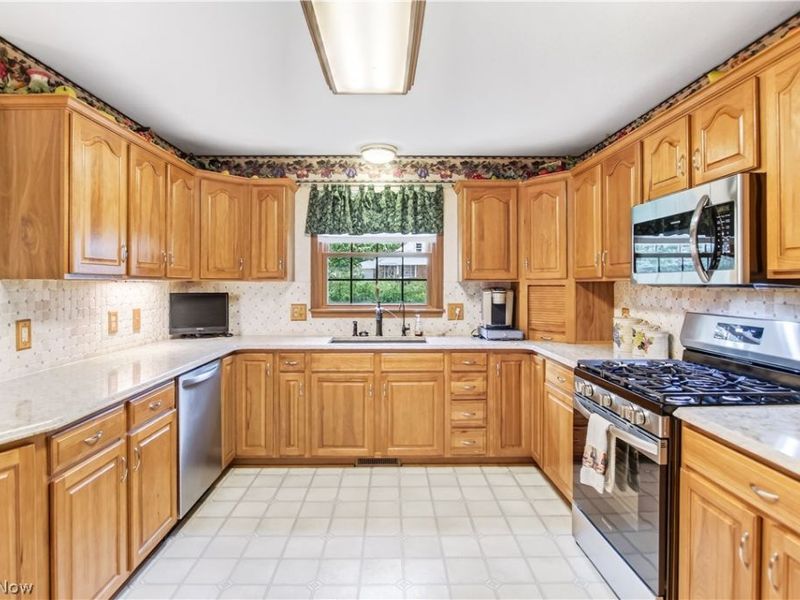 213 Crestland Avenue NW, North Canton, OH 44720 Photo 5