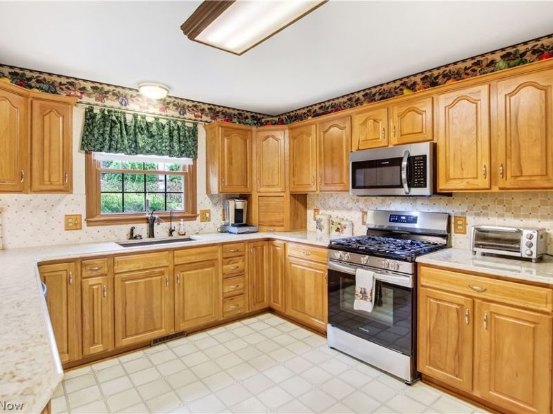 213 Crestland Avenue NW, North Canton, OH 44720 Photo 6