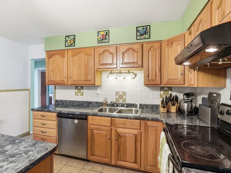 4486 Pinecroft Drive, Green Township, OH 45211 Photo 11