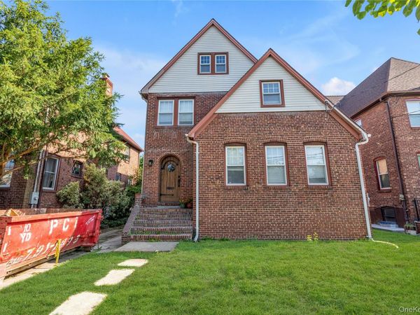 89 Trafalgar Square, Lynbrook, NY 11563