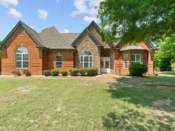 600 WOODSEDGE DR, Eads, TN 38028