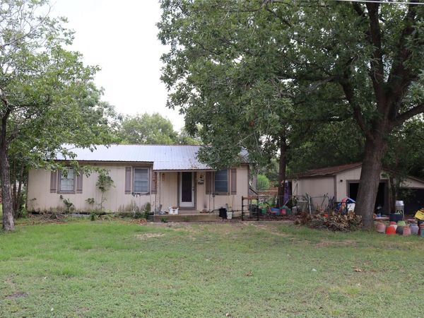 706 W Live Oak ST, Lockhart, TX 78644