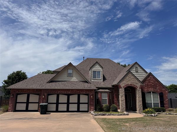 810 S Tallchief Avenue , Skiatook, OK 74070