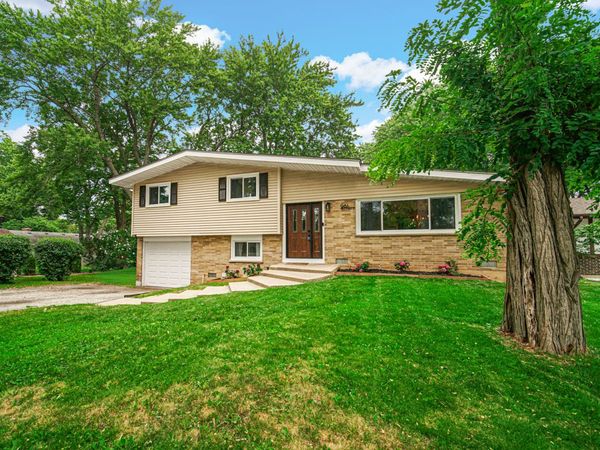 961 N Midlothian Road, Mundelein, IL 60060
