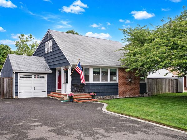 125 Raleigh Lane , West Islip, NY 11795