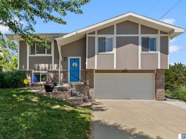 8040 Grand Oaks Drive, Lincoln, NE 68516